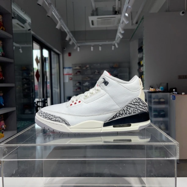 42码 aj3白水泥 原盒 42码 成色不错 球鞋 脚踝一点剐蹭