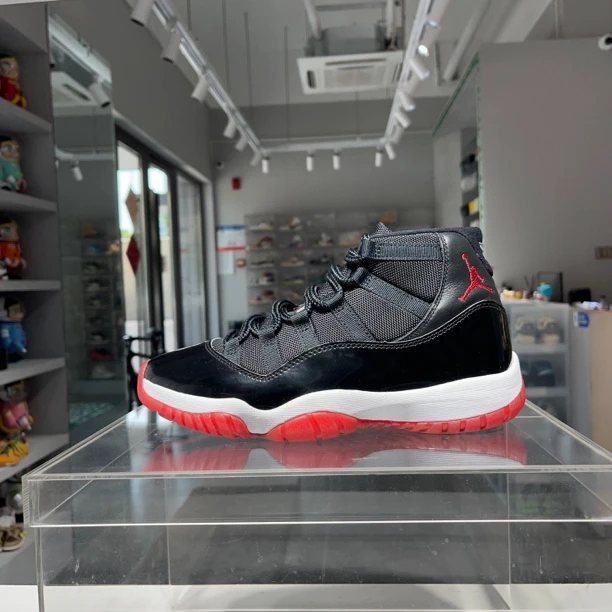 41码 aj11黑红 41码 成色很好 球鞋没有原盒 一点剐蹭