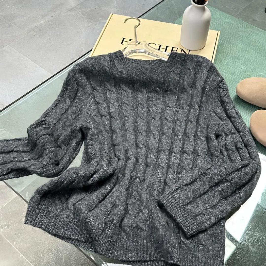 H.Chen-松弛有度 微落肩粗针圆领后中缝线圆领羊绒长袖针织毛衣