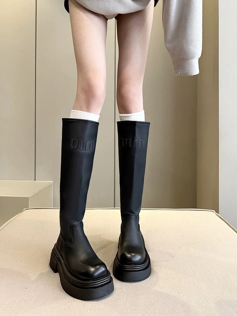 2024秋冬新款欧货厚底字母高筒靴加绒增高显瘦后拉链骑士靴