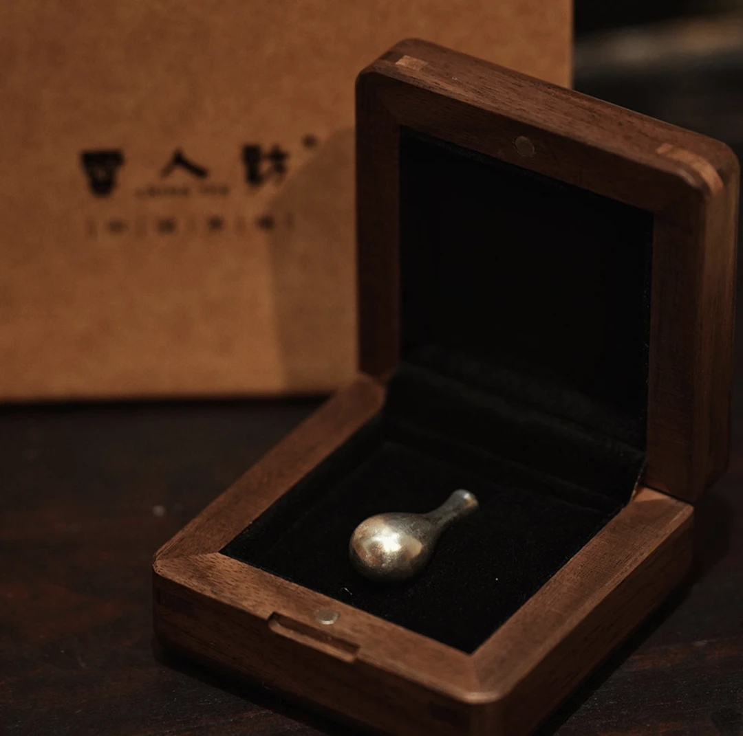 【云人访】卢艺 配饰 胸针 拈朵微笑的花