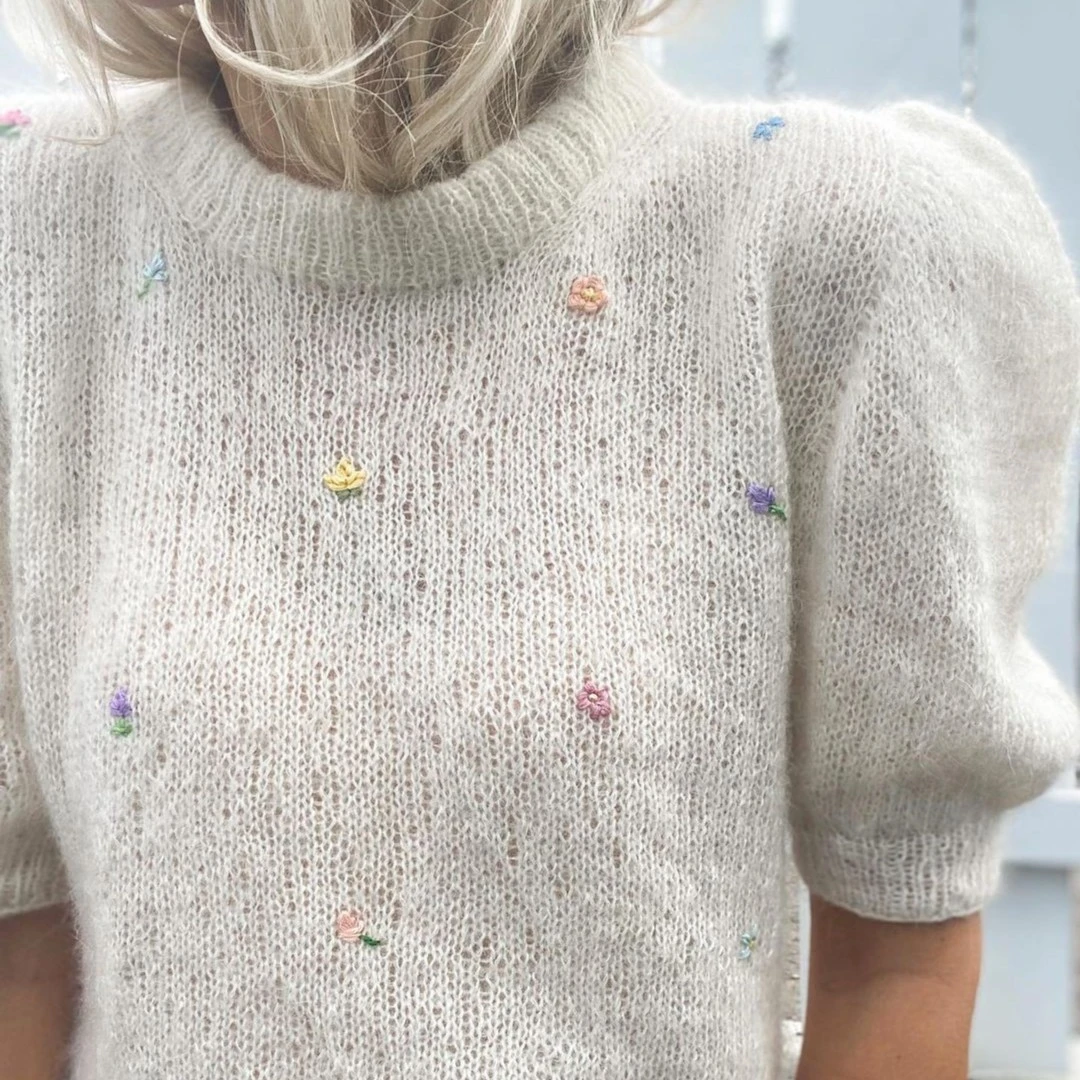 2023春装新款女士百搭洋气短袖圆领绣花针织毛衣套头女白色