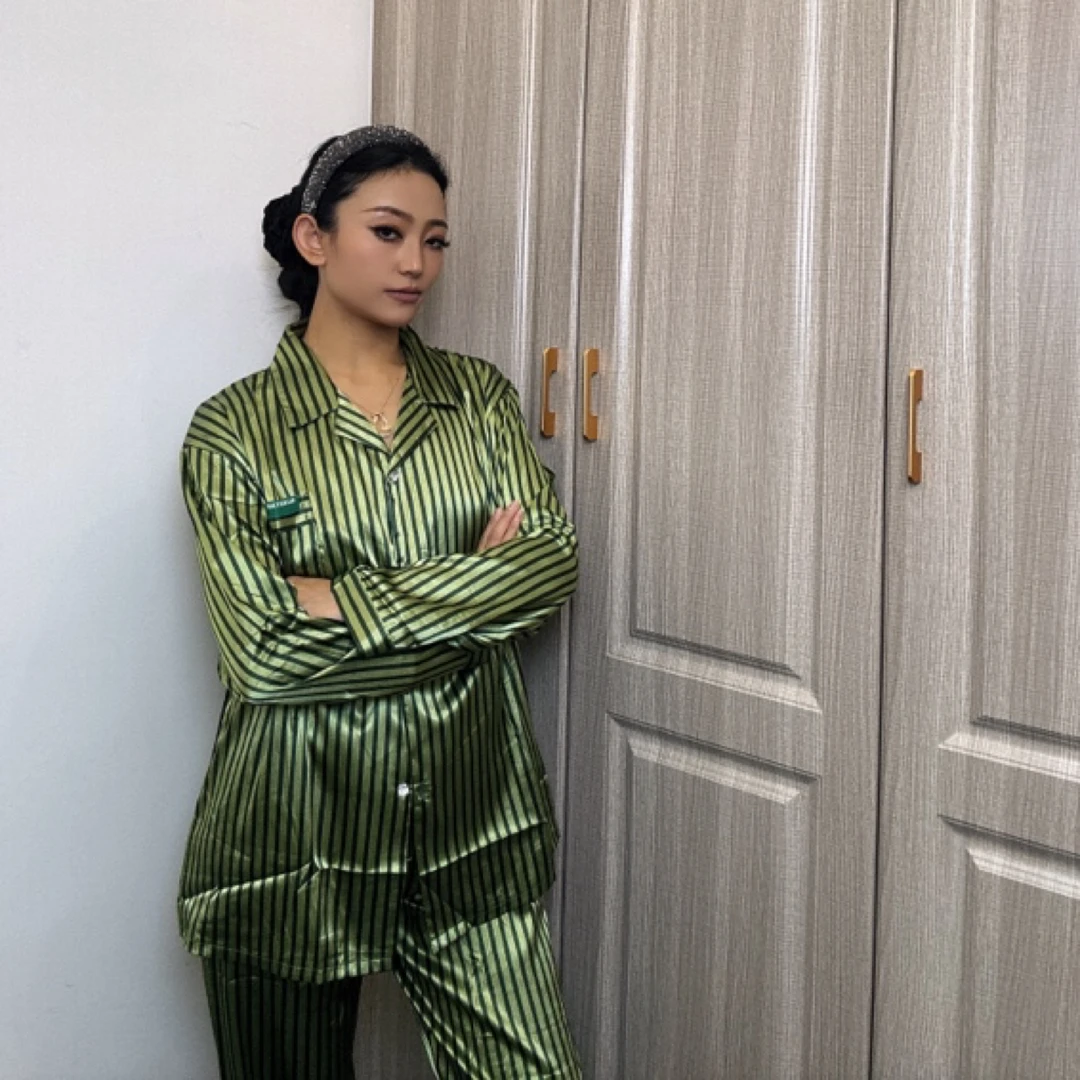 D E L E K ® 经典条纹长袖居家套装设 计 师 时尚绿色