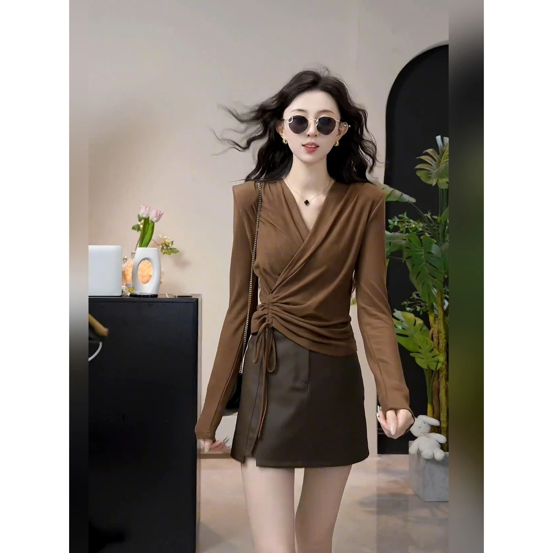 24秋季穿搭一套设计感修身显瘦不规则褶皱遮肚V领上衣高腰半身裙