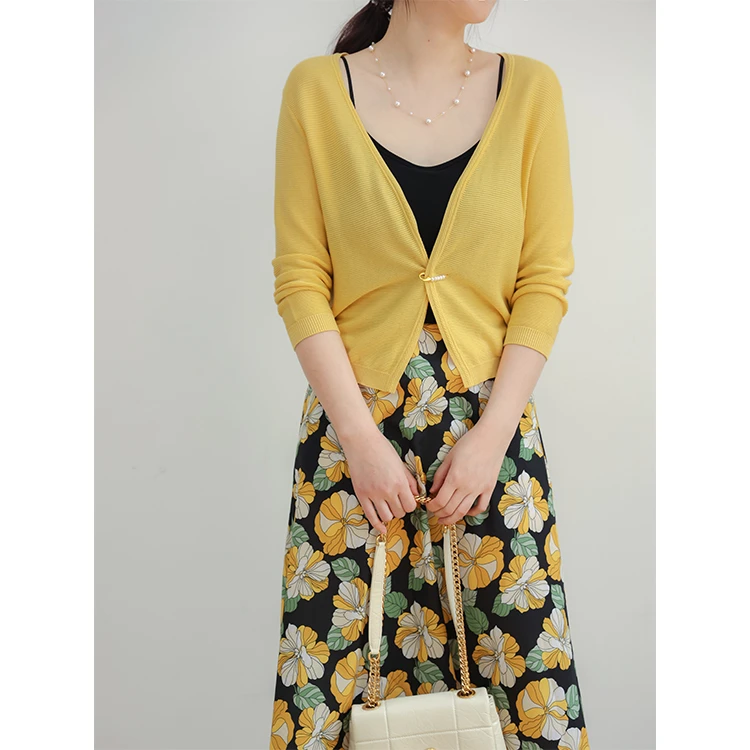 安娜恳恳 悠然时光 120支桑蚕丝棉正反针肌理感无扣V领开衫赠胸针