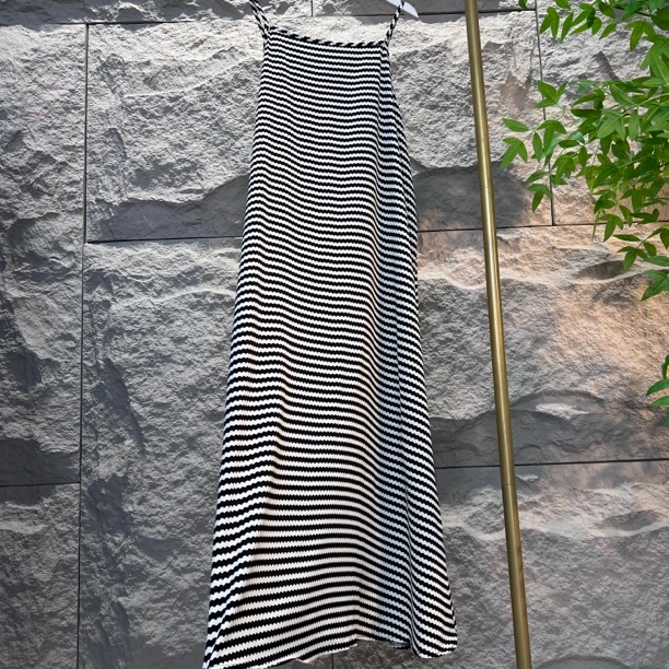 1237/黑白条纹简约大气减龄显瘦气质吊带连衣裙