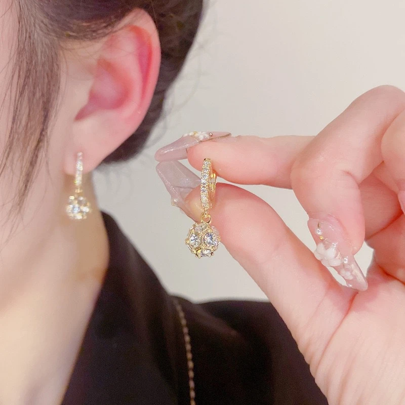 铜合金合成锆石耳饰 升级版超闪灵动绣球耳坠百搭时尚水滴耳扣