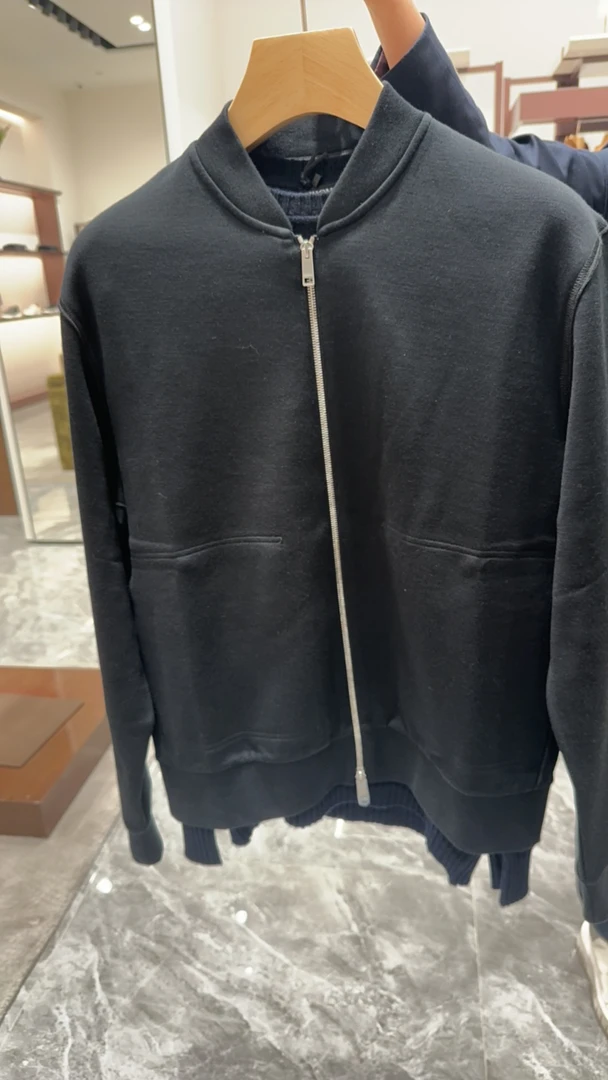 棒球服经典黑色休闲穿搭