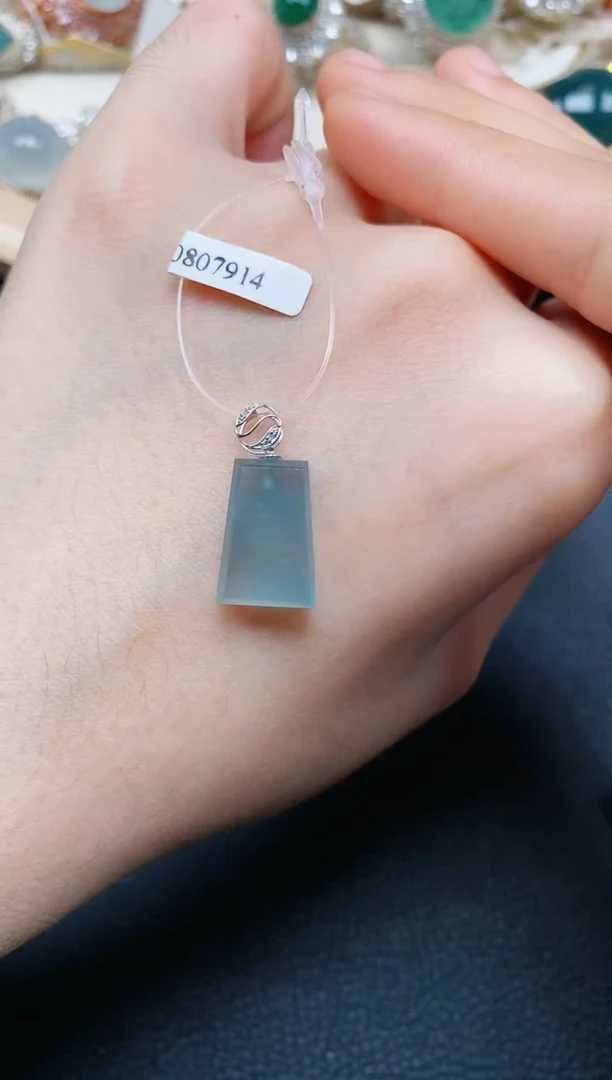 【闪购商品】翡翠吊坠(赠链)18K金镶嵌翡翠