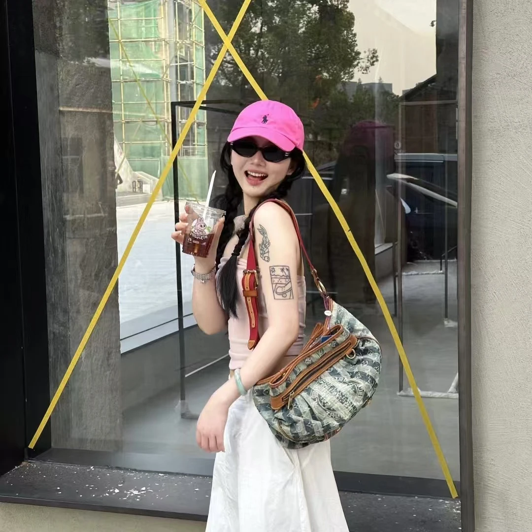 95新 LouisVuitton/路易威登 lv丹宁徽章牛仔06秀款单肩斜挎包