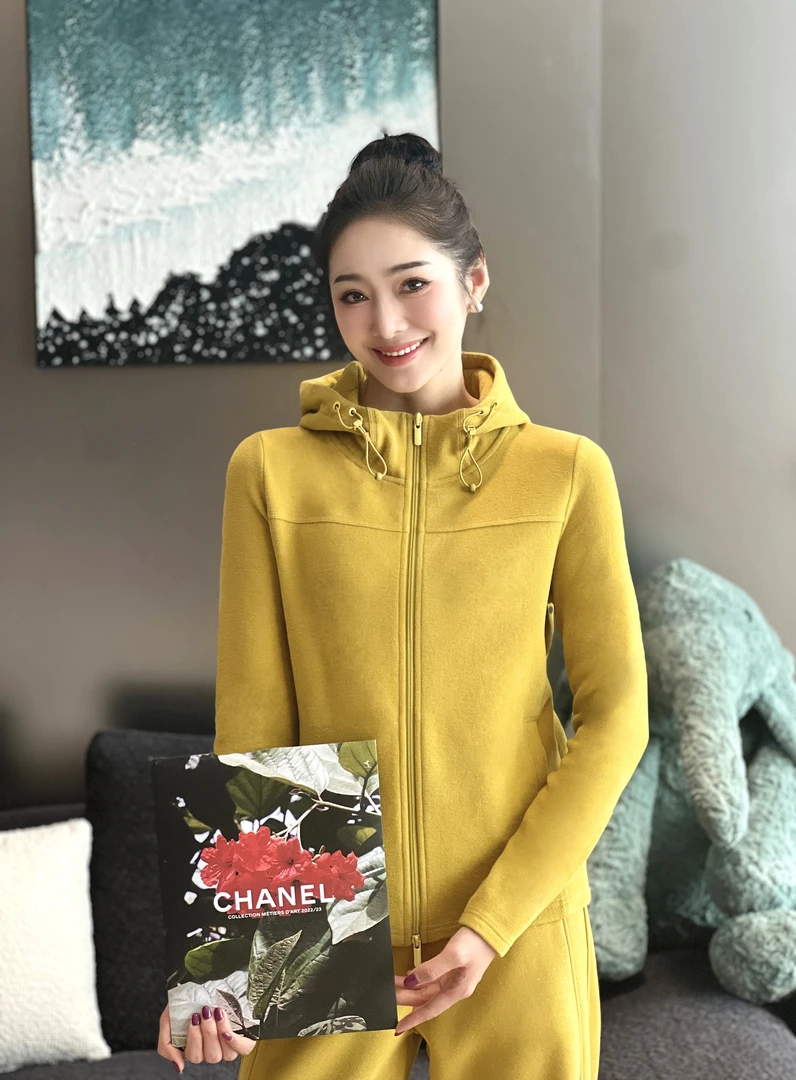 【奇季】“自发热扛起球暖姜绒”可搭羽绒服叠穿的保暖显瘦卫衣68189