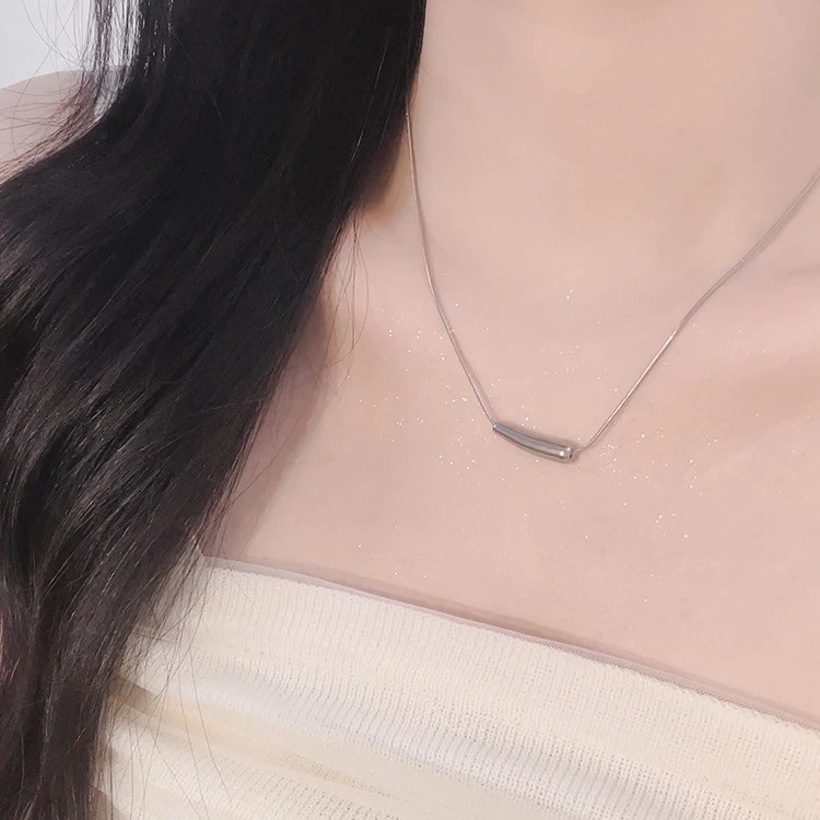 圆管茄子项链女款银色简约百搭吊坠不掉色高级感轻奢小众锁骨链