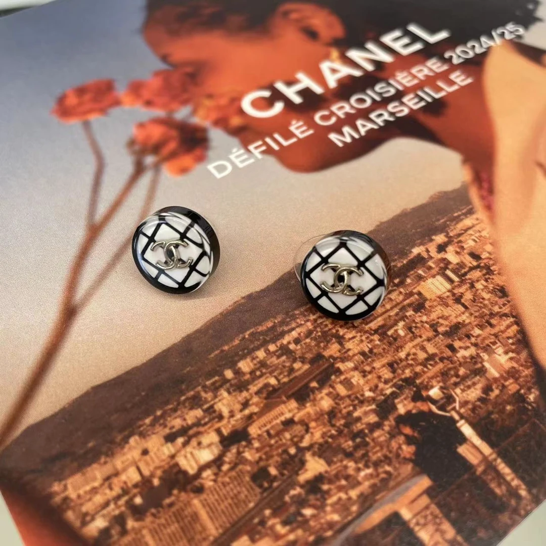 99新 Chanel/香奈儿 19c 黑白格纹 双c圆形耳钉