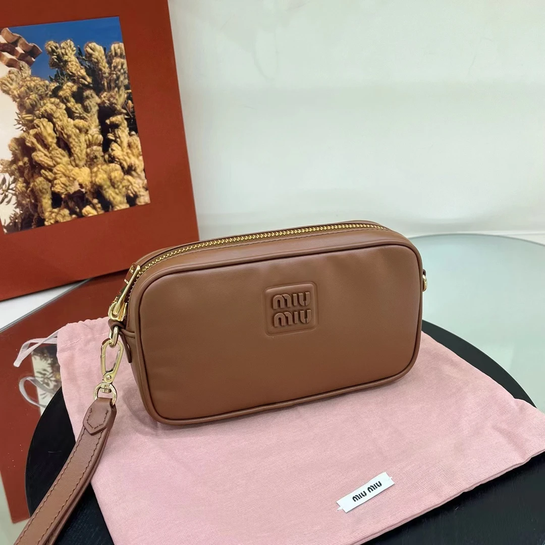 全新未使用 MIU MIU/缪缪 干邑色皮革手拿包