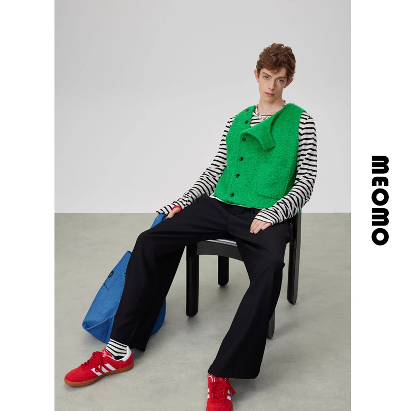 某人MEOMO 设计师品牌 2024冬 绿色羊羔毛马甲排扣男女同款圈圈呢