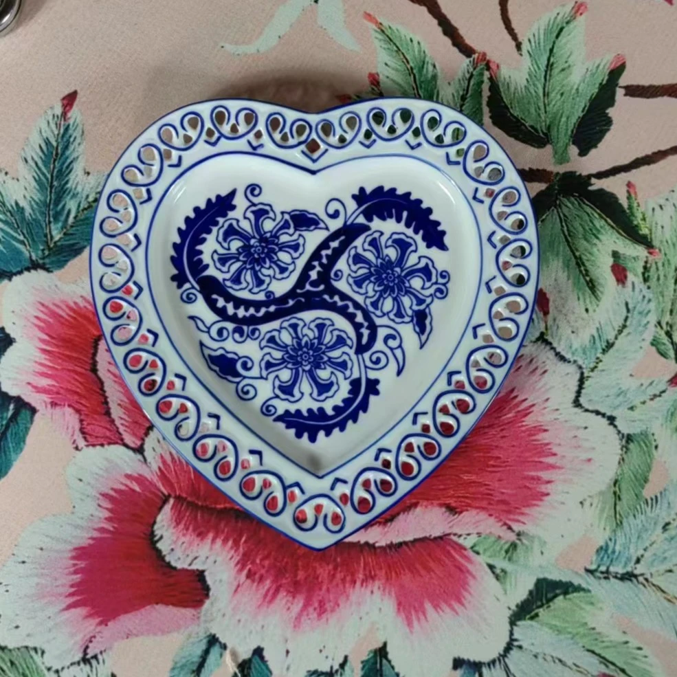 镂空手绘青花瓷陶瓷心形盘创意新中式装饰器皿茶几摆件大号工艺品