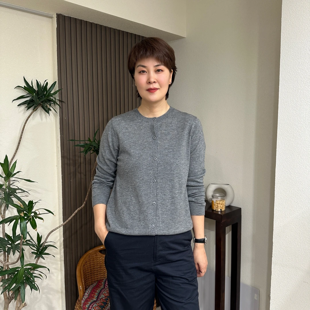 ZHIJIEFUSHI.纯色圆领超细美丽诺羊毛针织开衫22130