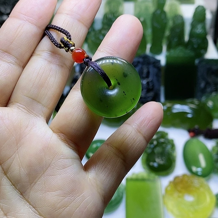 蛇纹石玉颈饰未镶嵌