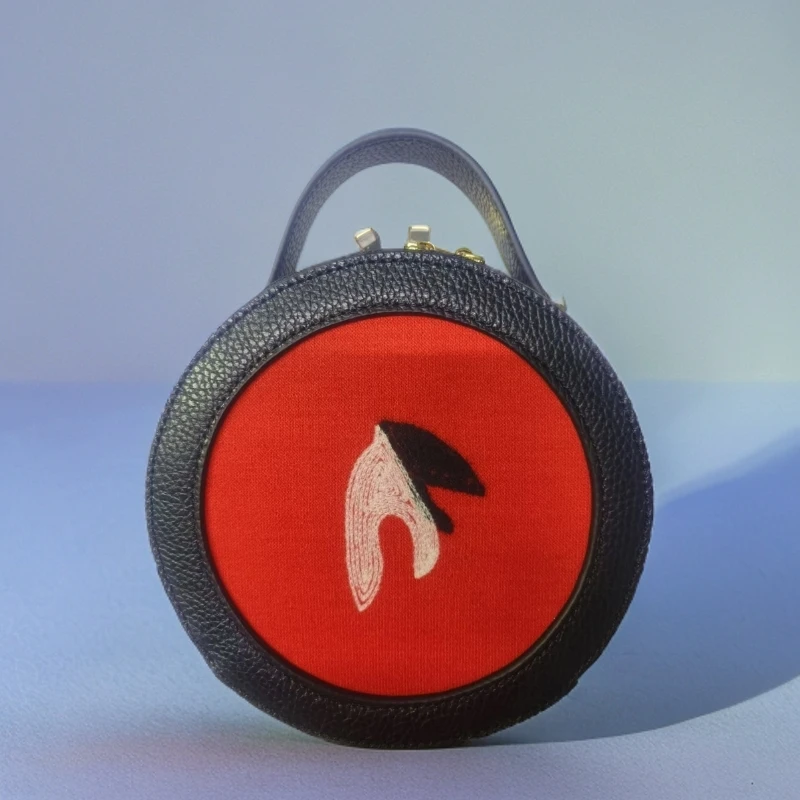 牛皮配刺绣布圆形手拎斜跨包