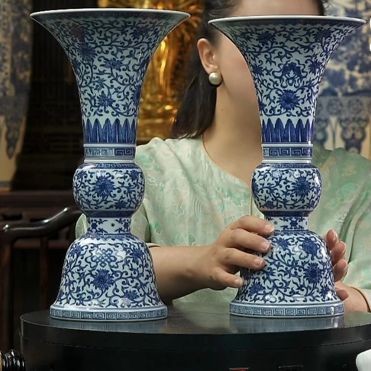 青花缠枝花卉花觚