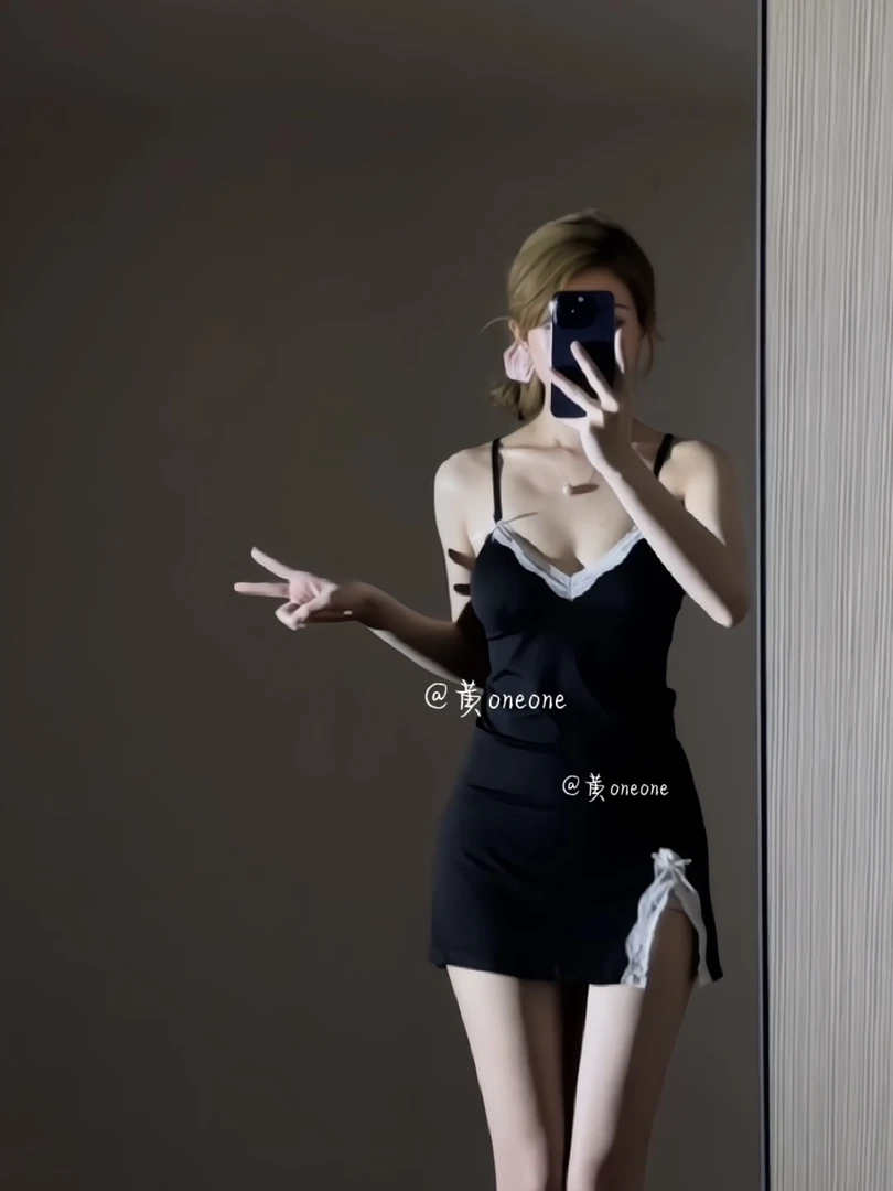 【黄oneone】甜辣妹的睡衣战袍自带胸垫性感修身吊带睡裙都给我去冲