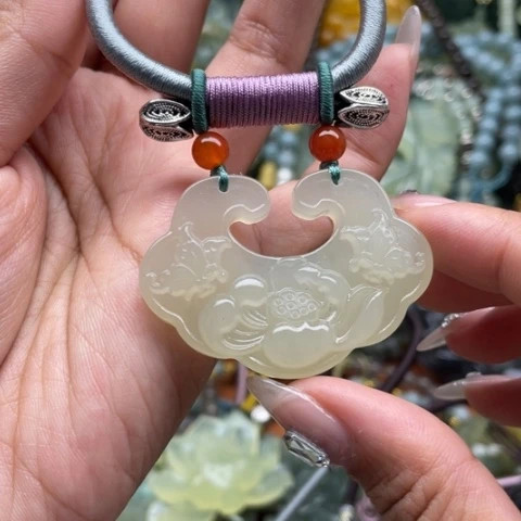 蛇纹石玉吊坠合金