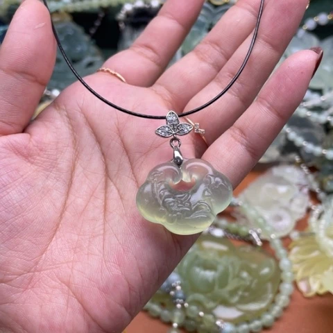 蛇纹石玉吊坠合金