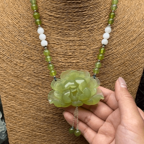 蛇纹石玉吊坠合金