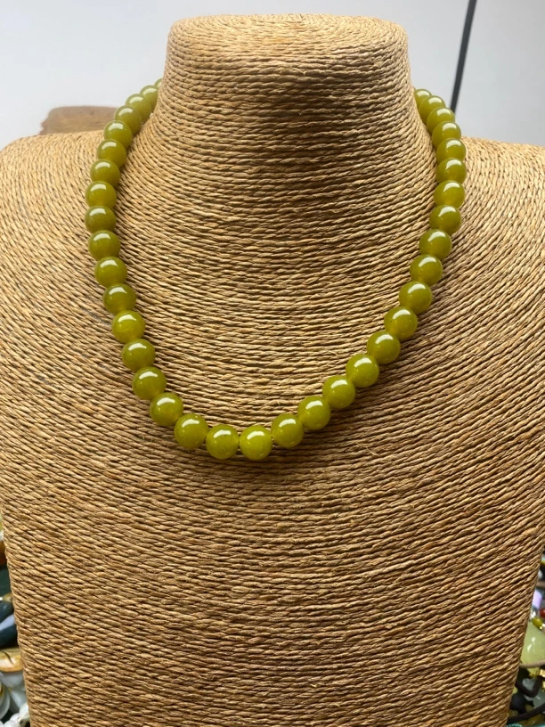 天然岫玉牛油果绿项链，卡10，48粒玉珠