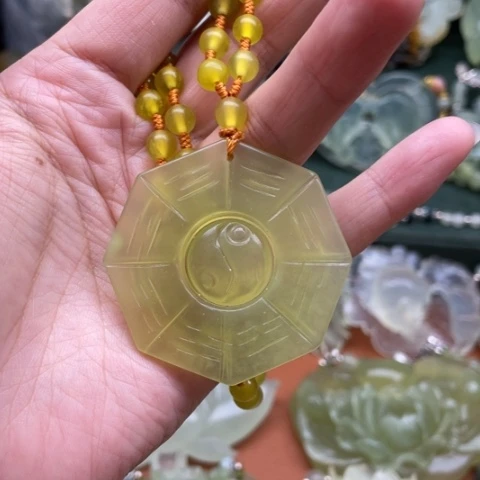 蛇纹石玉颈饰足铂镶嵌