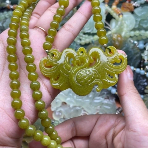 蛇纹石玉吊坠合金