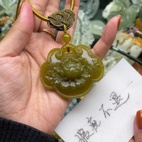 蛇纹石玉吊坠合金