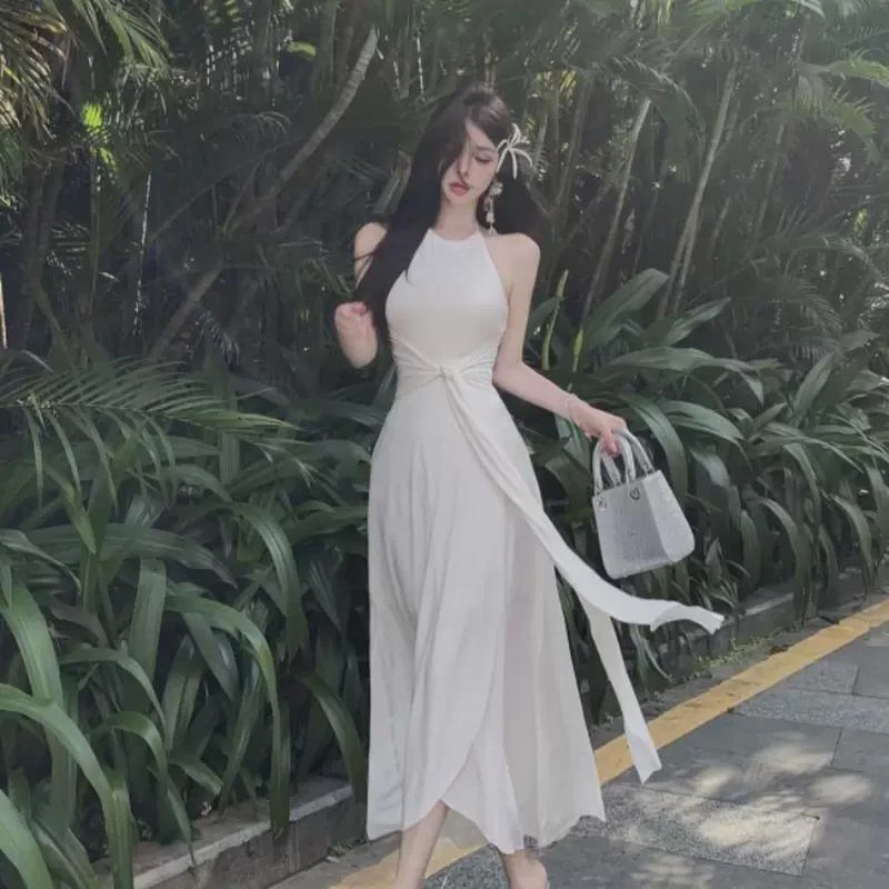 法式气质白色挂脖连衣裙女夏季高级性感露背收腰不规则开叉长裙子