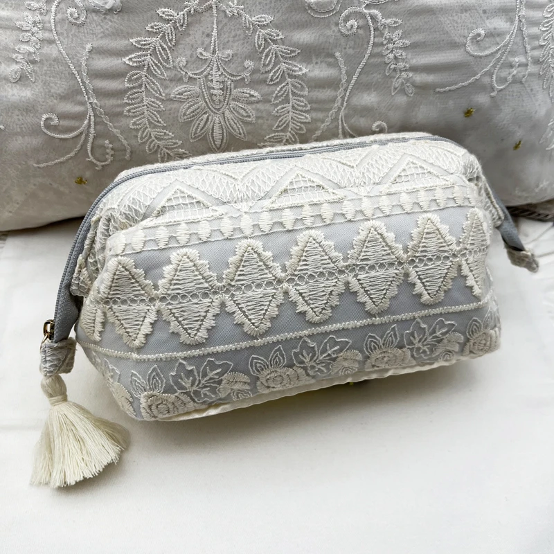 petit trouver 精美羊毛蕾丝有骨化妆包 手拿包 流苏装饰随手包