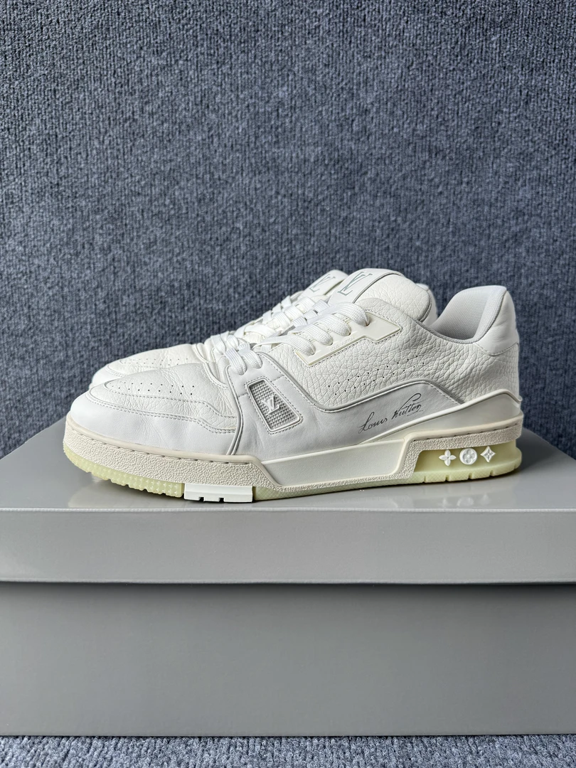 9.5/43.5码 LV trainer 白水泥 板鞋 配盒 95新