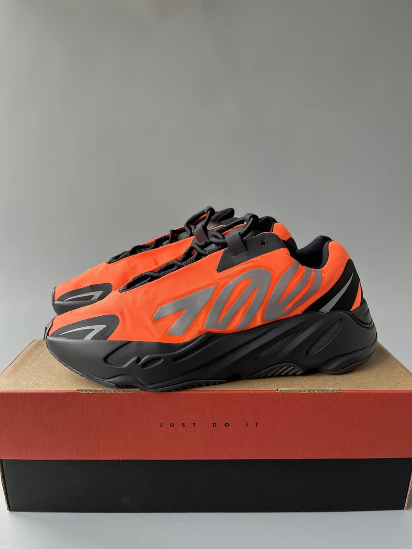 Yeezy700 MNVN 黑橙 跑步鞋 43码原盒 穿一次 充新成色