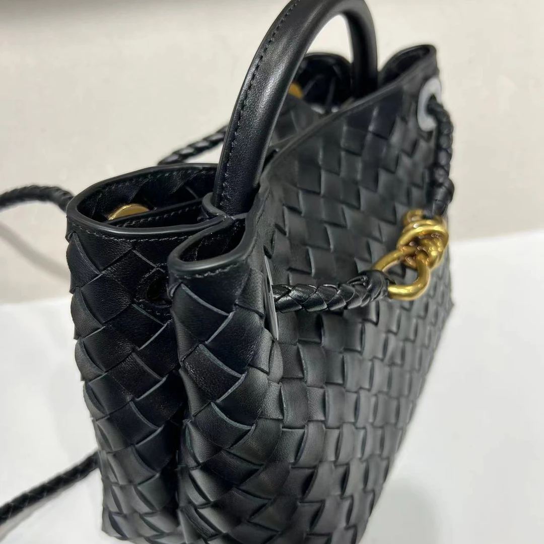 2025莎堡新款编织八字扣五金时尚手拎斜挎女包24*12*19，28*12*24