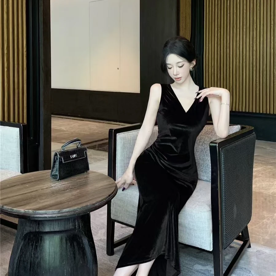 丝绒V领连衣裙女秋冬季法式复古高级感显瘦修身打底包臀裙子