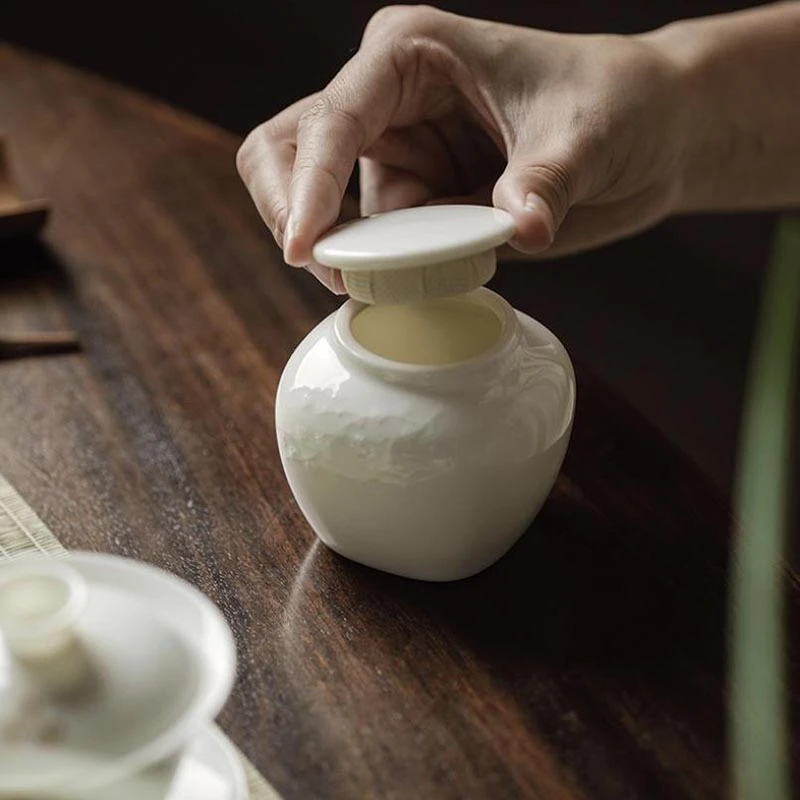 羊脂玉瓷浮雕梅花茶叶罐陶瓷中式密封迷你复古茶仓便携小号储茶罐