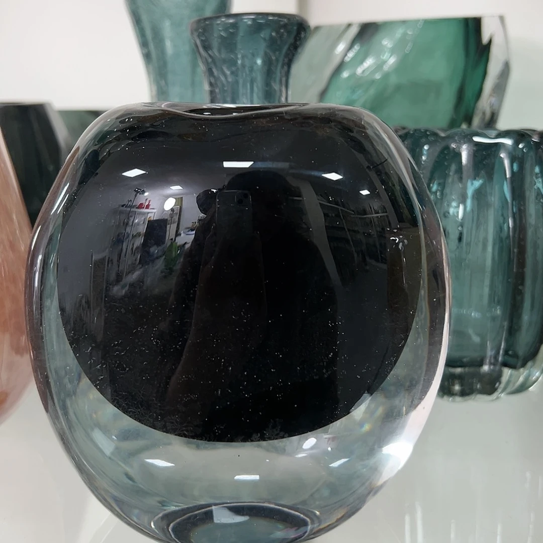 高13.5黑色圆扁琉璃花器