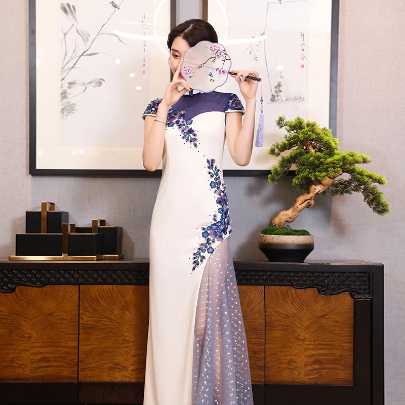 江南春天高端走秀旗袍2025年新款白色绣花性感演出服中国风礼服女