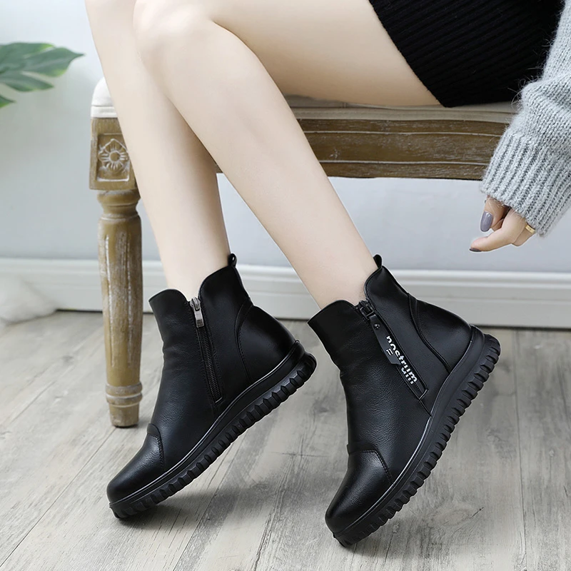 冬季款妈妈鞋棉鞋中年短靴加绒保暖软底防滑老人中老年人皮鞋女鞋