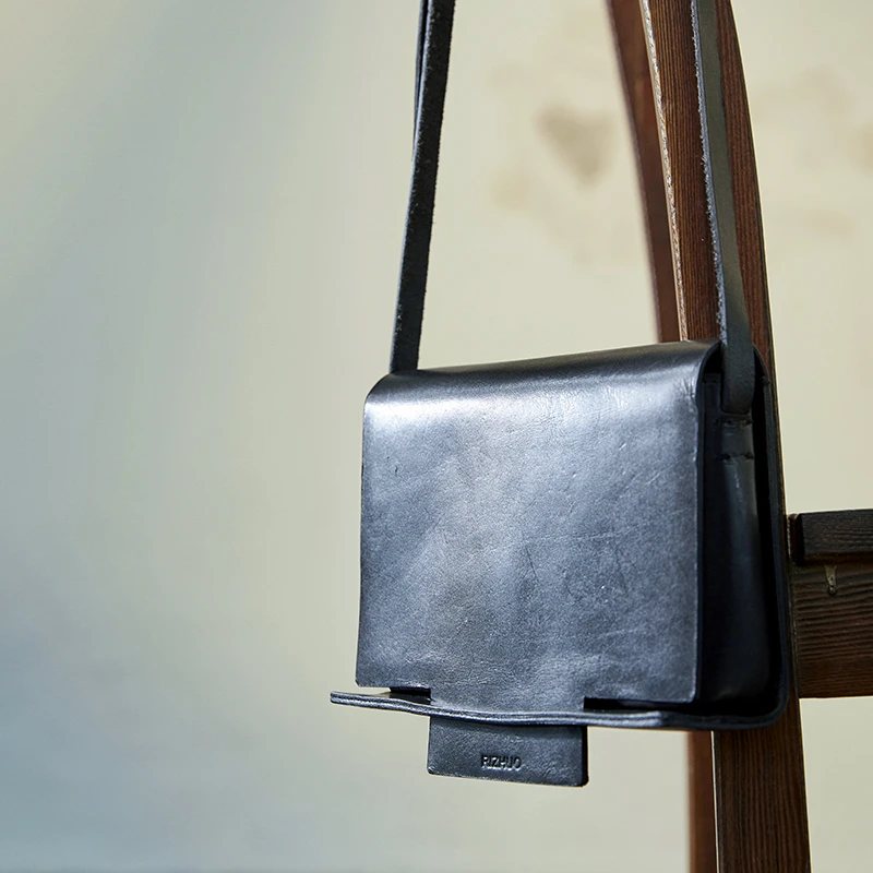 日着原创设计女装黑色复古翻盖百搭包包女时尚单肩休闲包21Q8333P