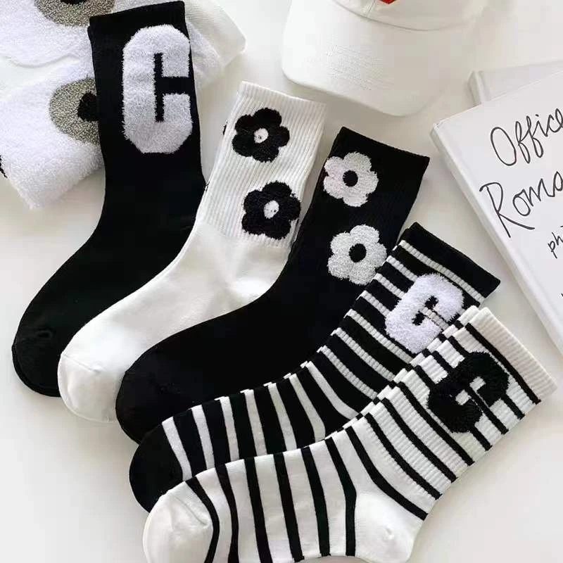 新品5双装/棉质黑白配色袜子女中筒袜ins风百搭条纹小花长筒袜