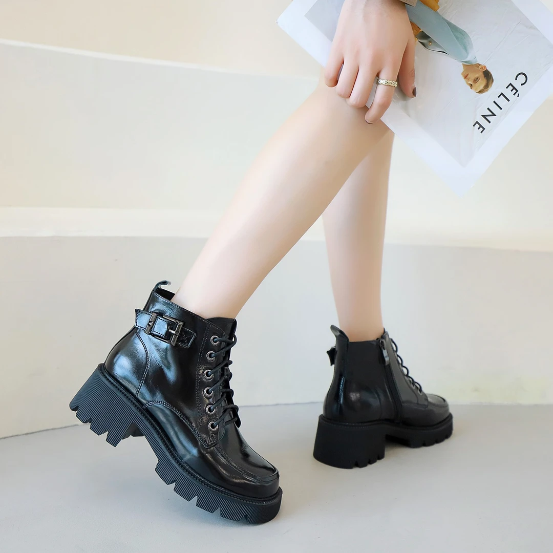 漆皮圆头软底软面方跟短靴8818