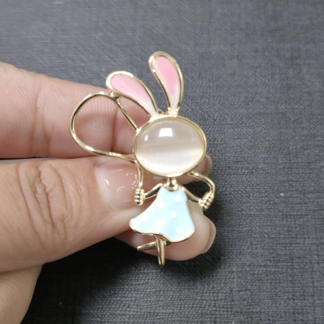 海棠鱼 铜合金合成锆石胸针 MN211可爱运动小兔胸针