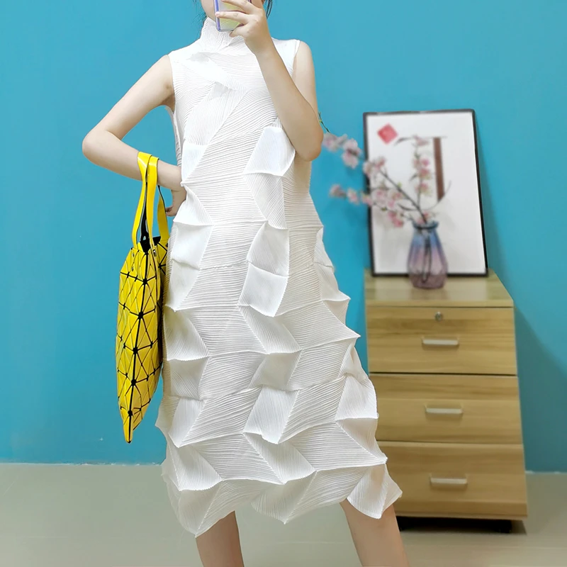 衣羽白L119三宅钻石褶皱背心连衣裙年轻2025夏季无袖洋气时尚遮肉