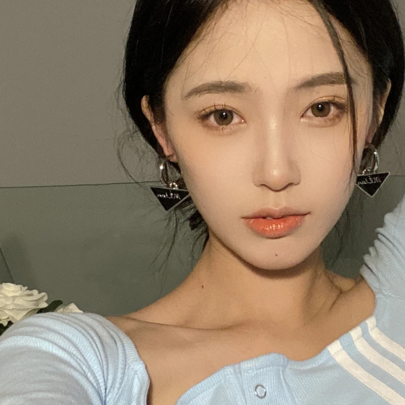 oushipei/欧诗佩 铜合金亚克力耳饰 网红个性复古三角字母耳环女