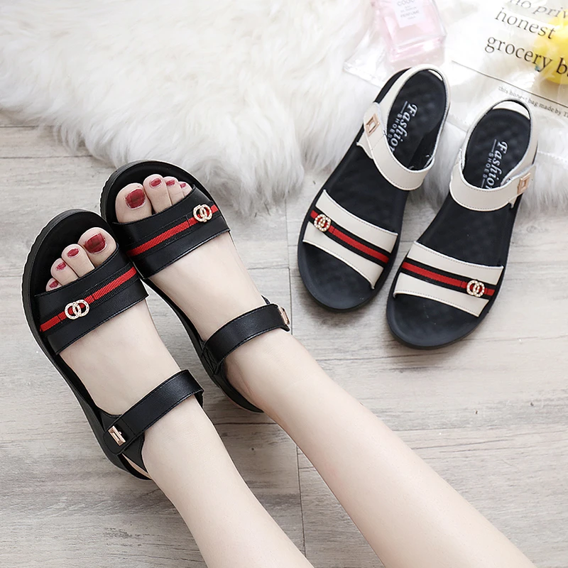 中年妈妈鞋夏季女士凉鞋2025新款牛皮软底舒适平底中老年女鞋老人