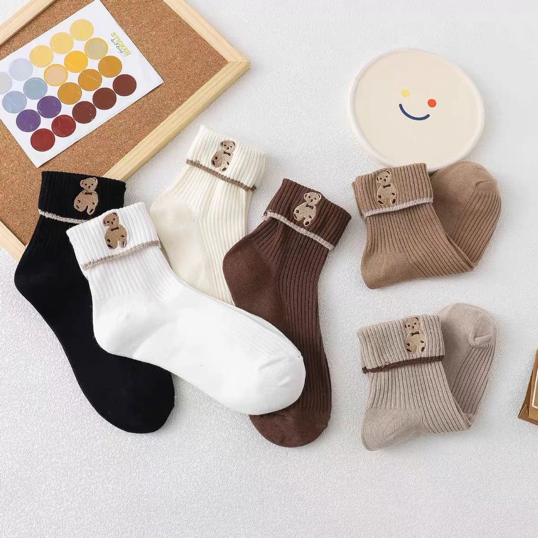 俏卡蔓2024春季新款双针翻边小熊女袜时尚百搭学院风潮流中筒棉袜